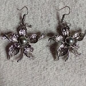 Silvertone large flower 💐🌹 floral wire earrings